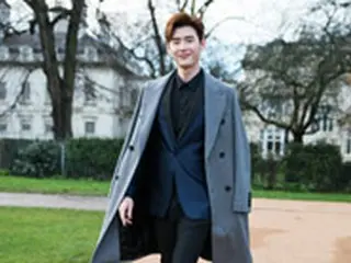 俳優イ・ジョンソク、英国バーバリーショーに出席