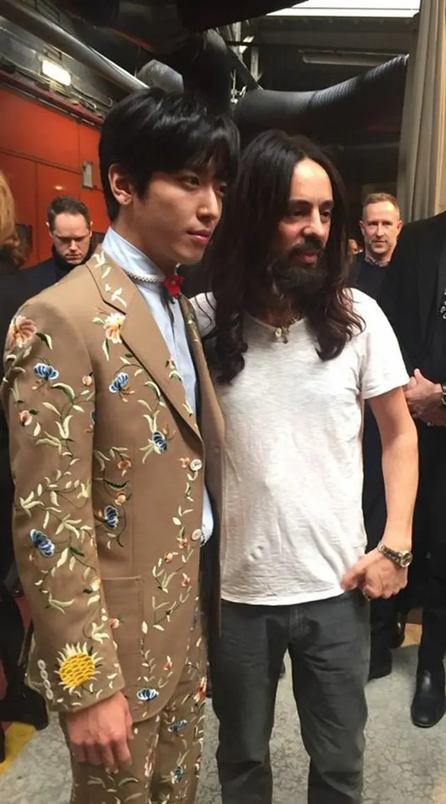 韓国歌手ジョン・ヨンファ（CNBLUE）が世界的デザイナー、アレッサンドロ・ミケーレ（Alessandro Michele）と会い、話題だ。（提供:OSEN）
