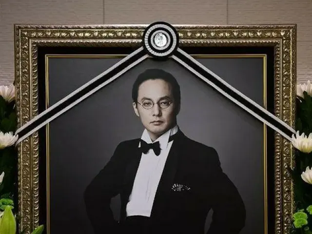 一昨年の10月、韓国の男性歌手シン・ヘチョルが手術後、合併症により死亡した。手術を執刀した医師は昨年、在宅起訴され業務上過失致死容疑で現在もし烈な攻防を繰り広げている。（提供:OSEN）
