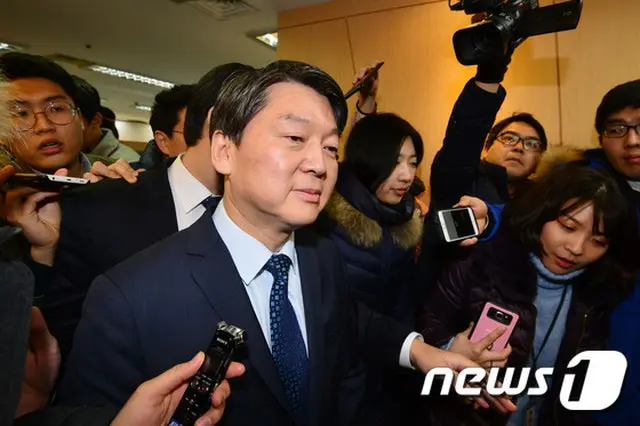 アン・チョルス（安哲秀）議員を中心に推進中の「国民の党」とチョン・ジョンベ（千正培）議員の「国民会議」が25日、電撃統合を宣言した。