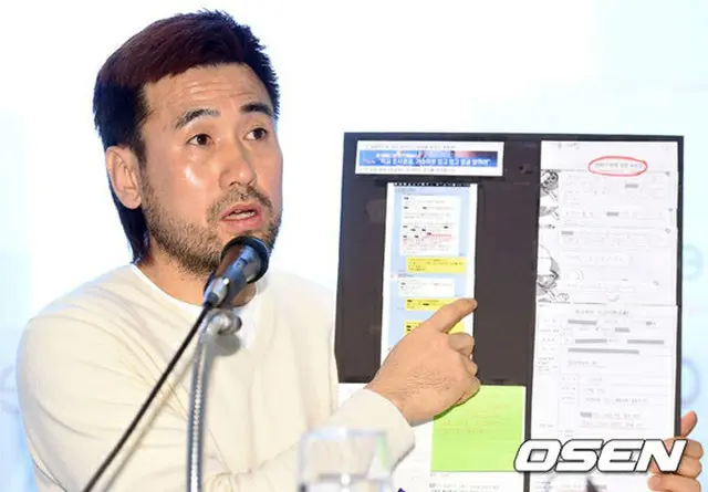 韓国のサッカー選手キム・ビョンジ（45、GK）が息子の暴力沙汰に関連し悔しさを訴えた。キム・ビョンジは25日、ソウル市内で記者会見を開き、息子の暴力に関するうわさを解明する時間を設けた。