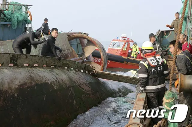 韓国南西沖で10人が乗船した中国の漁船が転覆し、7人が救助され1人が死亡、2人が行方不明となっている。