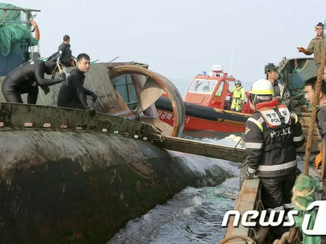 韓国南西沖で10人が乗船した中国の漁船が転覆し、7人が救助され1人が死亡、2人が行方不明となっている。