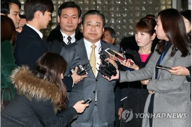 判決後、記者団の質問に答える李氏＝２９日、ソウル（聯合ニュース）