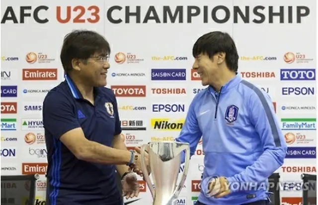 握手する申監督（右）と手倉森監督＝２９日、ドーハ（聯合ニュース）