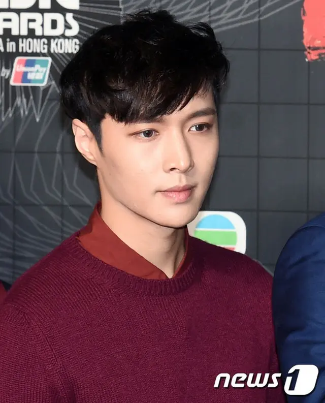 韓国アイドルグループ「EXO」の中国人メンバーLAY（レイ、24）が撮影中、オートバイで転倒し負傷した。