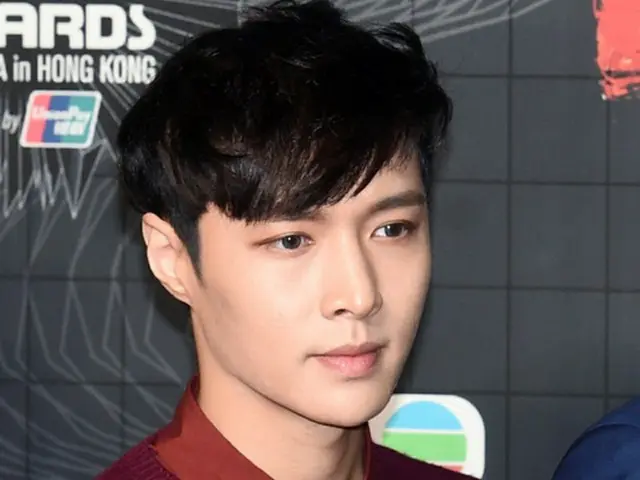 韓国アイドルグループ「EXO」の中国人メンバーLAY（レイ、24）が撮影中、オートバイで転倒し負傷した。