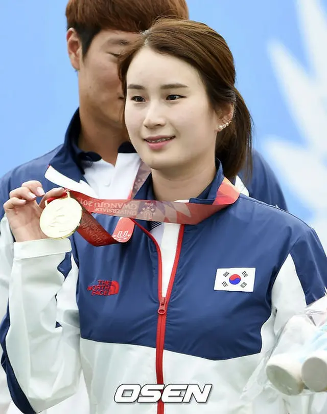 韓国のアーチェリー選手キ・ボベとキム・ウジンが世界アーチェリー連盟が選定した2015年ことしの選手賞を手にした。写真はキ・ボベ（提供:OSEN）