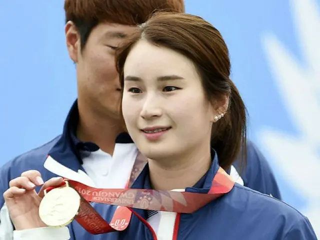 韓国のアーチェリー選手キ・ボベとキム・ウジンが世界アーチェリー連盟が選定した2015年ことしの選手賞を手にした。写真はキ・ボベ（提供:OSEN）