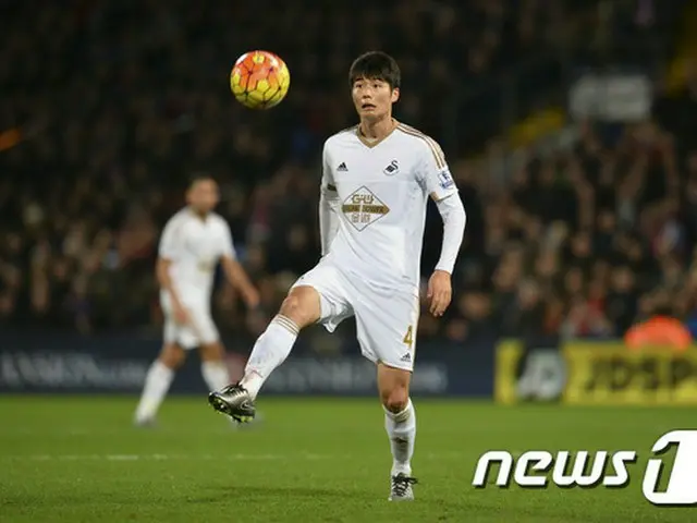 サッカー韓国代表でスウォンジー・シティAFC所属のキ・ソンヨン（27）が脳しんとうの症状で検査した結果、状態は軽いことがわかった。