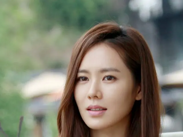 韓国女優ソン・イェジンが主演を務める新作映画「幸せが溢れた家」が、「秘密はない」にタイトルを変更した。