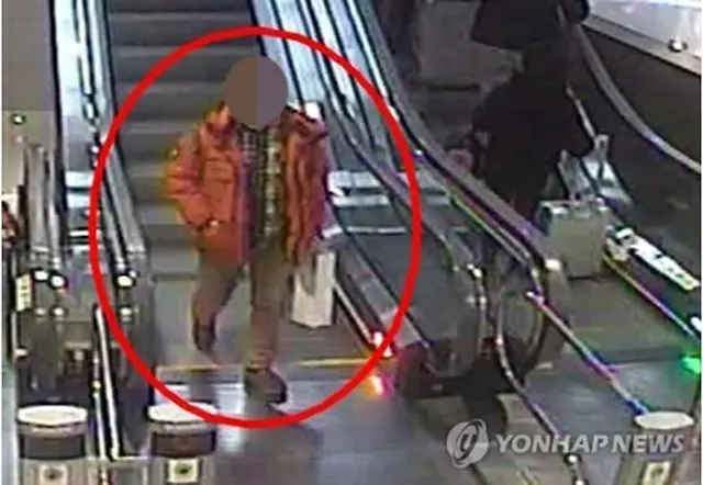 仁川空港の防犯カメラにとらえられた男（仁川地方警察庁提供）＝４日、仁川（聯合ニュース）