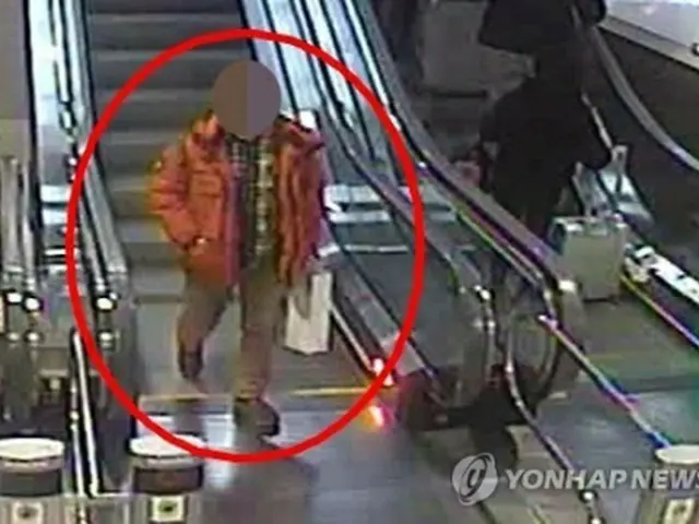 仁川空港の防犯カメラにとらえられた男（仁川地方警察庁提供）＝４日、仁川（聯合ニュース）