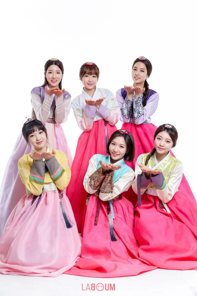 韓国ガールズグループ「LABOUM」が、韓服姿でファンに旧正月（ことしは2月8日）のメッセージを伝えた。（提供:news1）