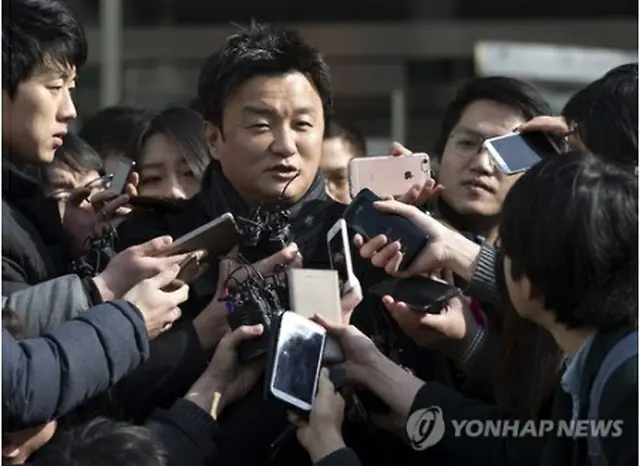 取材陣の質問に答える任氏＝４日、城南（聯合ニュース）