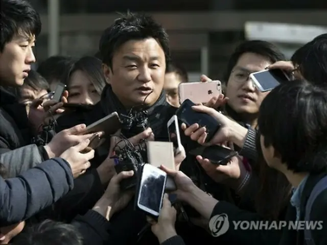 取材陣の質問に答える任氏＝４日、城南（聯合ニュース）