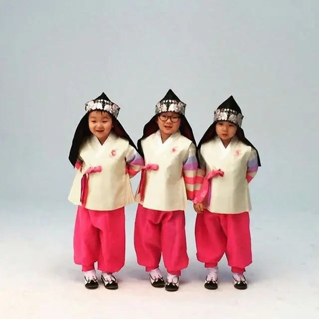 韓国俳優ソン・イルグク（44）の三つ子の息子たちの韓服を着た姿が公開された。左からミングク君、テハン君、マンセ君（提供:news1）