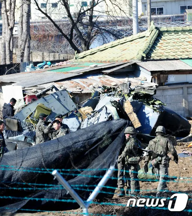 15日午前10時12分ごろ、1軍司令部所属の某航空大隊UH-1Hヘリコプターが江原道（カンウォンド）・春川市（チュンチョンシ）近隣の畑に墜落した。