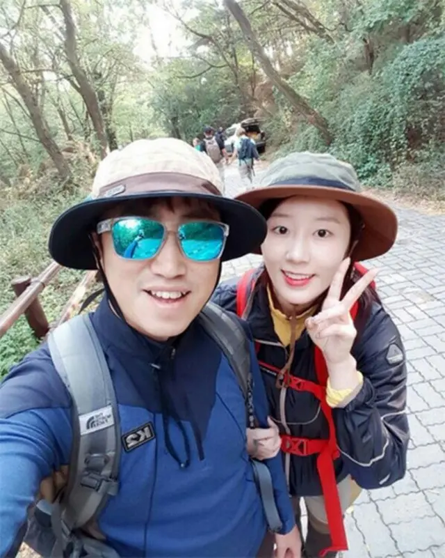 韓国歌手Navi（ナビ）が恋人でお笑い芸人のチャン・ドンミンと一緒に登山デートを楽しんだ。（提供:news1）