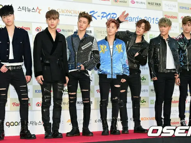 17日にソウル・オリンピック公園オリンピックホールで行われた「第5回GAON CHART K-POP AWARDS」で、人気グループ「iKON」が新人賞9月ことしの歌手賞を受賞した。（提供:OSEN）