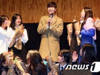 俳優パク・ヘジン、女子中学生の演劇に涙
