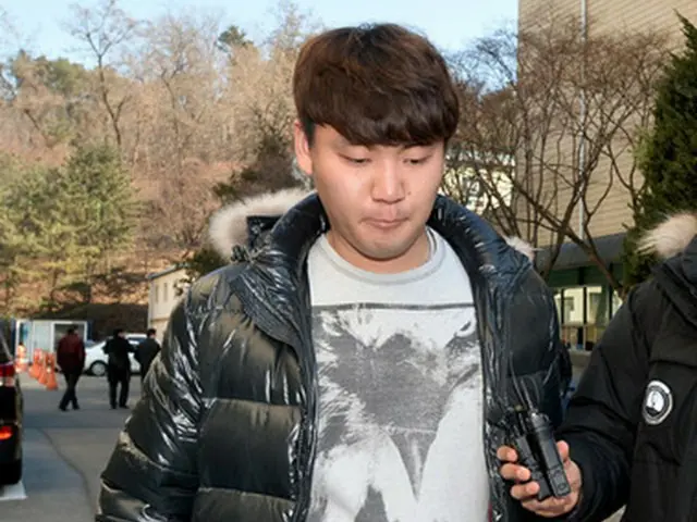 チアリーダーのパク・キリャン（24、女性）に関する根拠のないデマを流出された韓国プロ野球選手チャン・ソンウ（24、KTウィズ）に罰金刑が言い渡された。