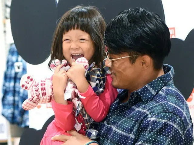 秋山成勲と娘のサランちゃんが韓国KBSの人気バラエティ番組「スーパーマンが帰ってきた」を降板する。KBS側が24日午後、秋山成勲とサランちゃんの卒業を明らかにした。