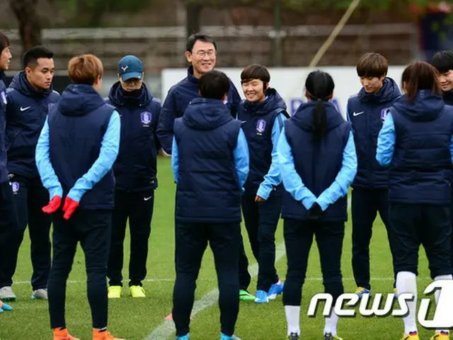 ユン・ドクヨ監督が指揮する女子サッカー韓国代表が自身初となる五輪出場に挑戦する。