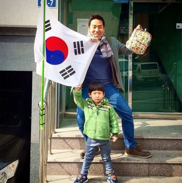 きょう（3月1日）、韓国は三一節（1919年3月1日の三・一独立運動を記念する日）を迎え、韓国芸能人らは太極旗掲揚のセレモニーをおこなっている。（提供:news1）