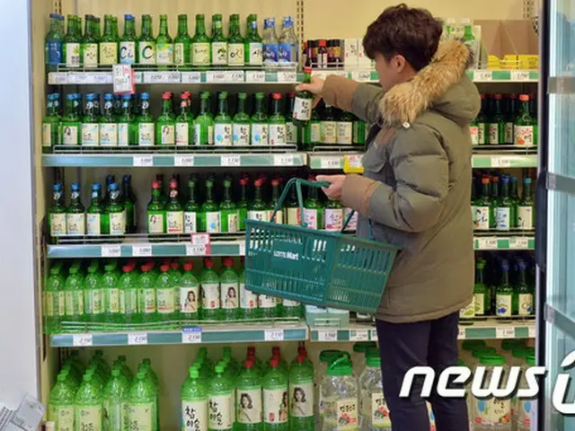 昨夏、大ヒットしたフルーツ焼酎（リキュール）ブームがおさまるとすぐに、韓国国内の焼酎製造メーカーは海外市場に目を向け始めた。