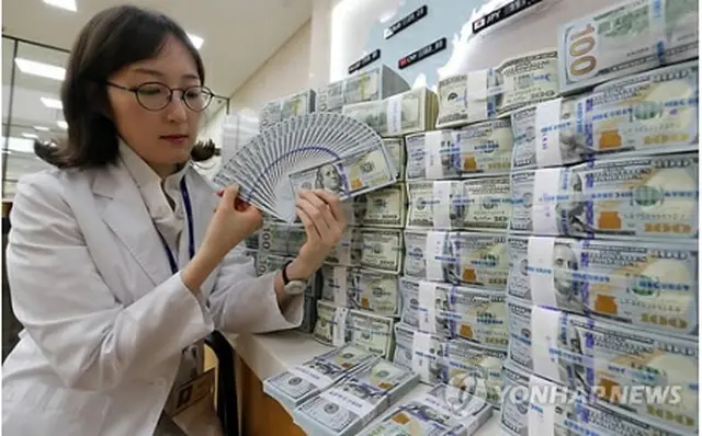 外貨を数える市中銀行関係者＝（聯合ニュース）