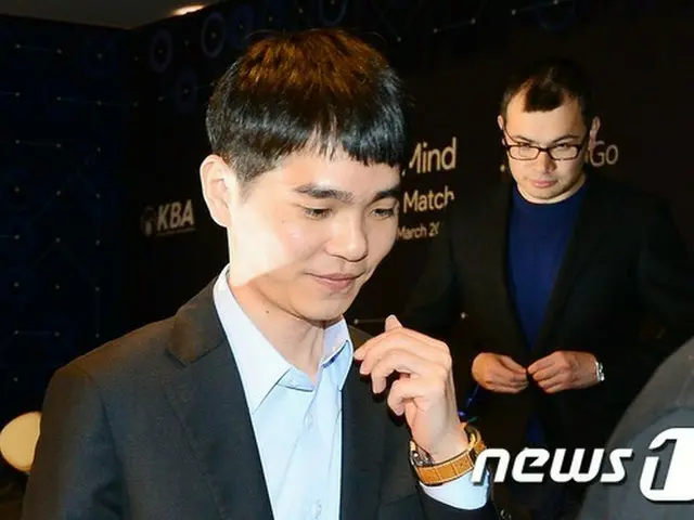 韓国トップの囲碁棋士、李世ドル（イ・セドル）九段が人工知能（AI）コンピューターソフト「アルファ碁（AlphaGo）」に衝撃的な敗北をきした。
