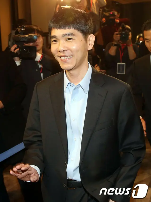 去る9日より、囲碁棋士、李世ドル九段が、Googleの完全子会社である英・ディープマインド社が開発した人工知能コンピューターソフト「アルファ碁」と5番勝負を繰り広げている。（提供:news1）
