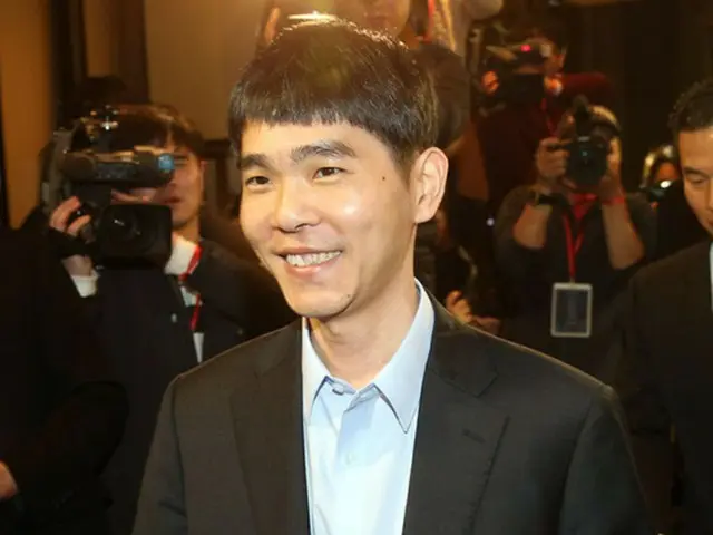 去る9日より、囲碁棋士、李世ドル九段が、Googleの完全子会社である英・ディープマインド社が開発した人工知能コンピューターソフト「アルファ碁」と5番勝負を繰り広げている。（提供:news1）