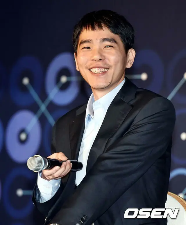 人工知能（AI）を相手に歴史的な1勝を収めた“人間” 李世ドル（イ・セドル）九段が満面の笑顔を見せた。（提供:OSEN）