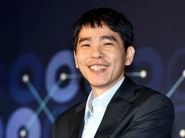 人工知能（AI）を相手に歴史的な1勝を収めた“人間” 李世ドル（イ・セドル）九段が満面の笑顔を見せた。（提供:OSEN）