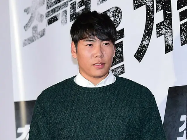 韓国ガールズグループ「T-ARA」のヒョミン（26）との熱愛説が浮上した野球選手カン・ジョンホ（姜正浩、28）に関心が寄せられている。