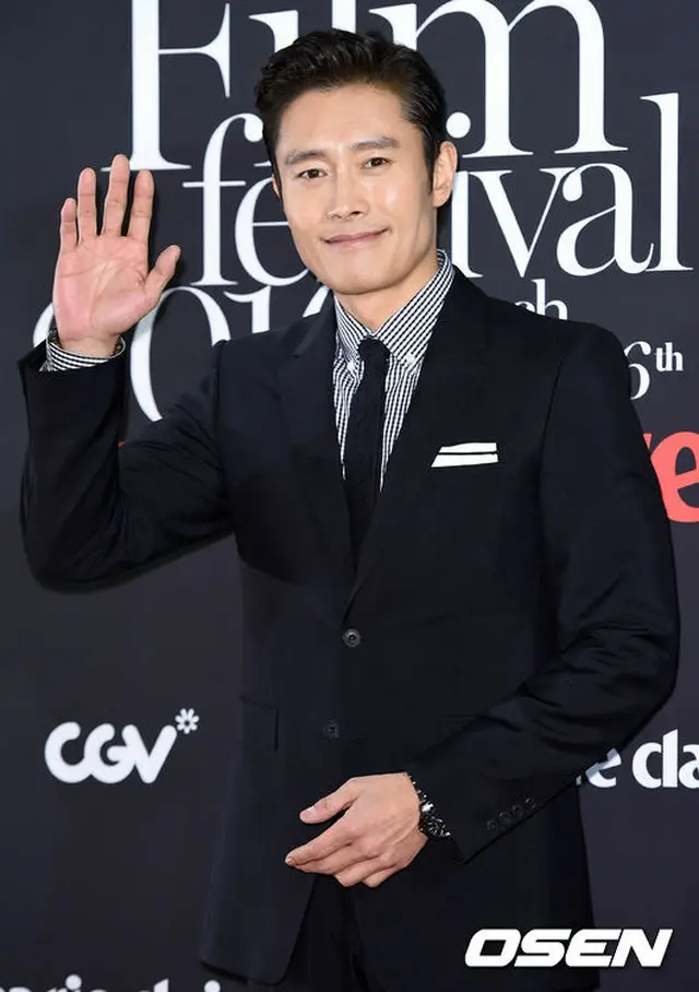 韓国俳優イ・ビョンホン（45）がアジアで演技力が認められた。「第10回アジア・フィルム・アワード」で主演男優賞の栄光を手にした。