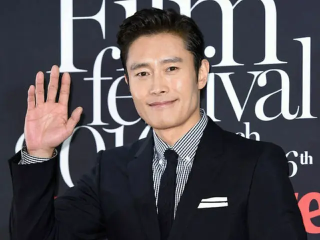 韓国俳優イ・ビョンホン（45）がアジアで演技力が認められた。「第10回アジア・フィルム・アワード」で主演男優賞の栄光を手にした。