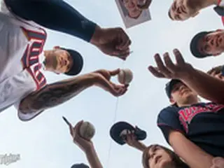 ＜MLB＞早くもサイン攻め…現地ファンを引きつけたパク・ビョンホ