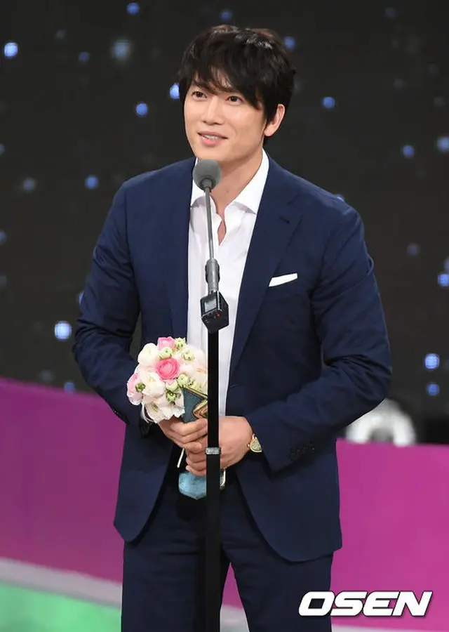俳優チソンが「韓国PD大賞」でタレント賞を受賞し、演技に対する悩みとドラマ「キルミーヒールミー」のPDと脚本家に感謝の気持ちを伝えた。（提供:OSEN）