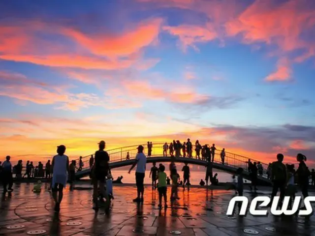 韓国・仁川の月尾島（ウォルミド）文化の通りで、中国観光客に史上最大の“チキン＆ビール”パーティーを開催する。（提供:news1）