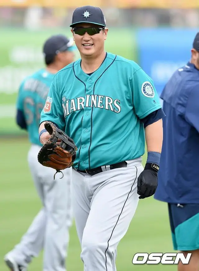 シアトル・マリナーズのイ・デホ（李大浩）が第2子男児誕生後、春キャンプに戻った。この日、試合出場も可能な状況だ。