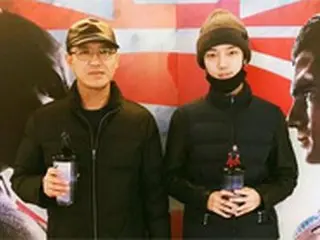 「SJ」イェソン、父親とカップルルックで “映画館デート”