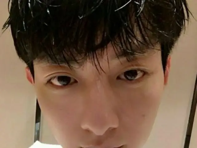 韓国男性グループ「CNBLUE」がカムバックを迎える中、メンバーのイ・ジョンシンがセルカ（セルフショット）で近況を伝えた。（提供:news1）