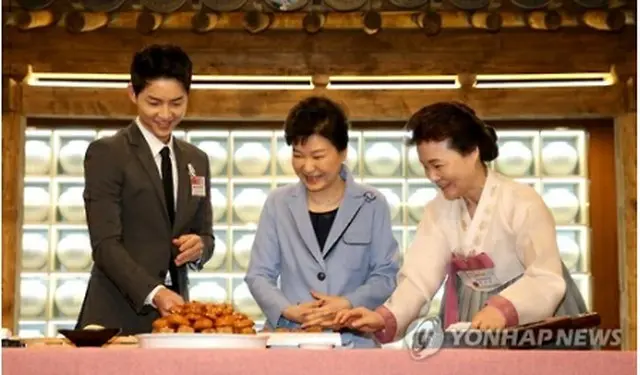 韓食文化館の開館式に出席した朴大統領（中央）とソンさん（左端）＝１１日、ソウル（聯合ニュース）