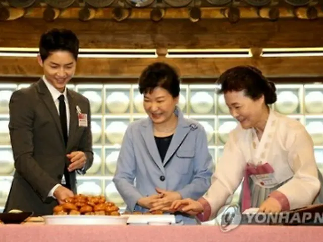 韓食文化館の開館式に出席した朴大統領（中央）とソンさん（左端）＝１１日、ソウル（聯合ニュース）