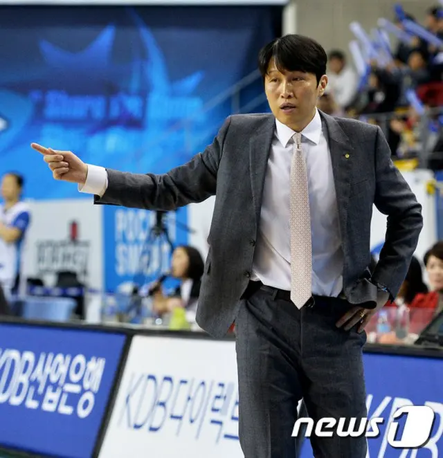 韓国・ウリ銀行を女子プロバスケットボール統合4連覇に導いたウィ・ソンウ監督（45）が、女子バスケ韓国代表チームの司令塔に選任された。