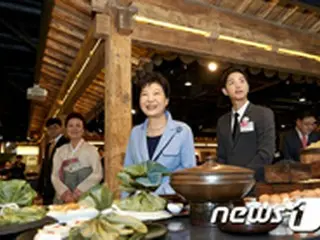 朴大統領、大人気俳優ソン・ジュンギと伝統菓子作りを体験