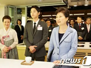 俳優ソン・ジュンギ、韓国観光名誉広報大使として朴大統領と伝統菓子作りを体験